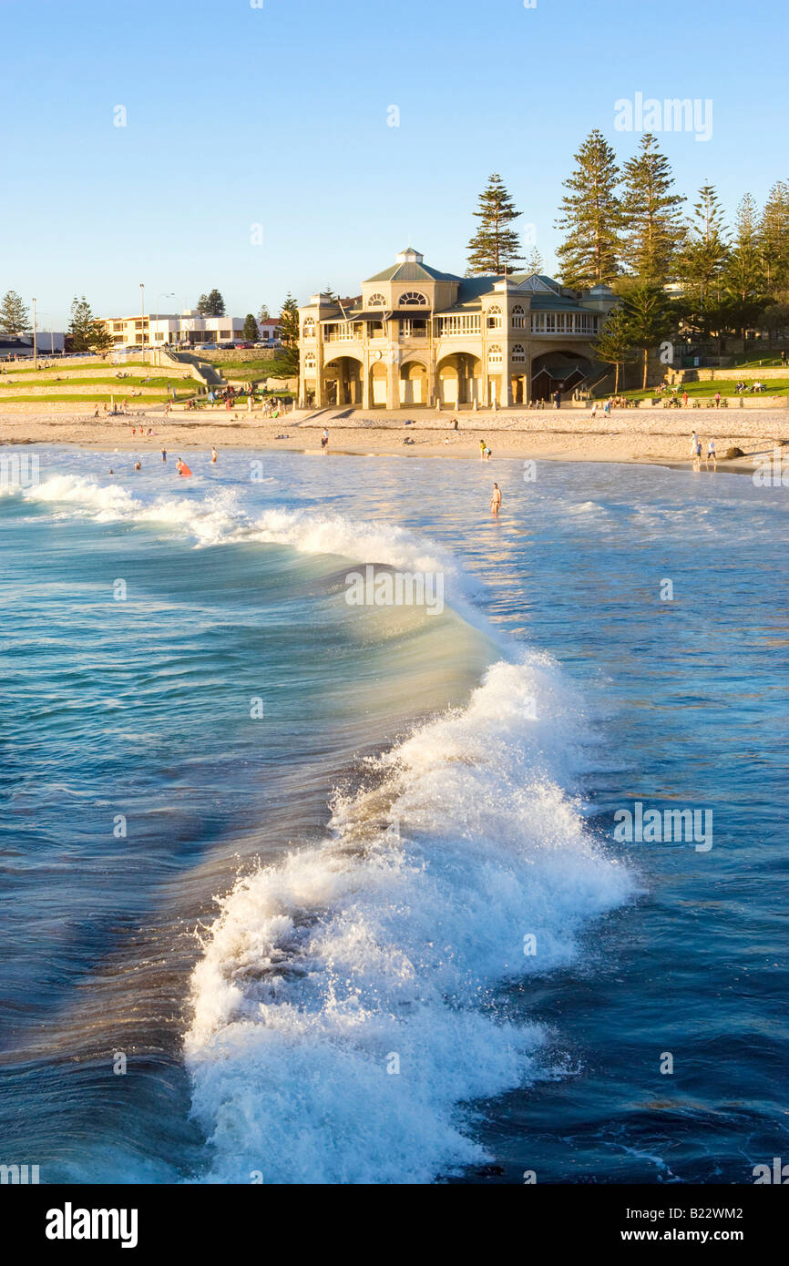 Una rottura di onda a Cottesloe Beach a Perth, Western Australia Foto Stock