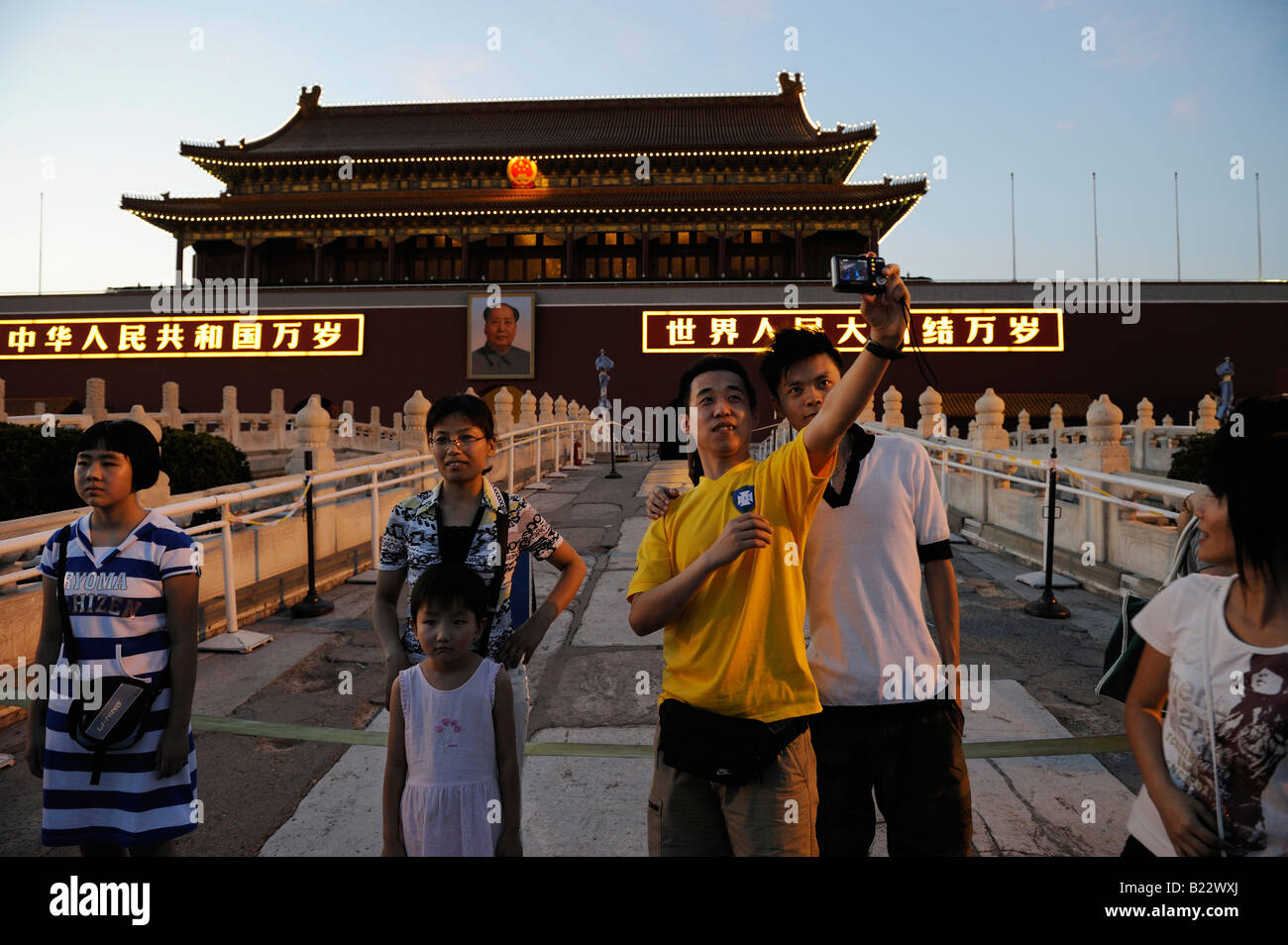 I turisti cinesi prendere foto di fronte al cancello di Tiananmen a Beijing in Cina 12 Lug 2008 Foto Stock