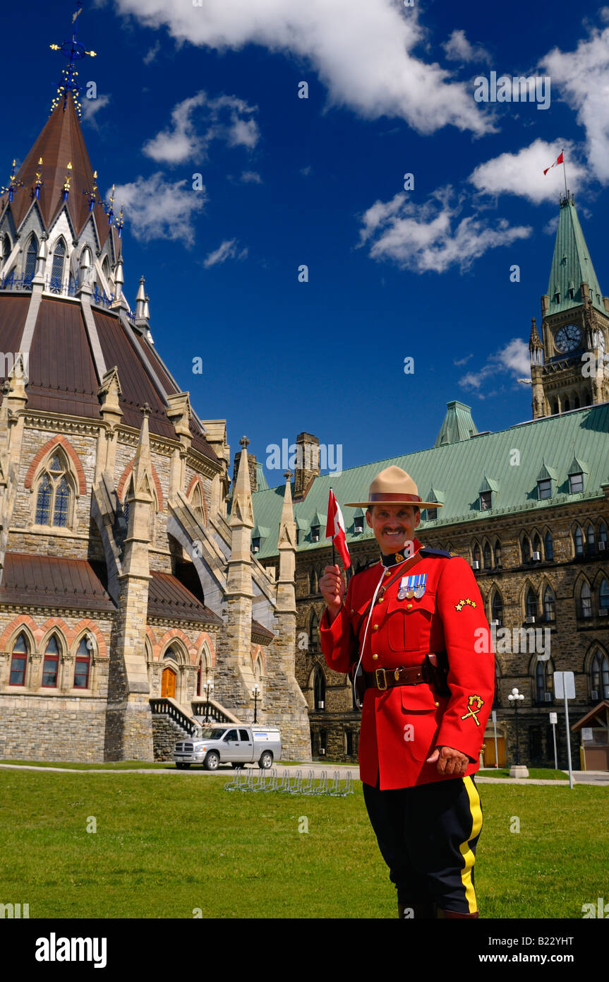 RCMP Royal Canadian montato funzionario di polizia holding bandiera presso gli edifici del Parlamento europeo blocco centrale con libreria e Torre di pace a Ottawa Foto Stock