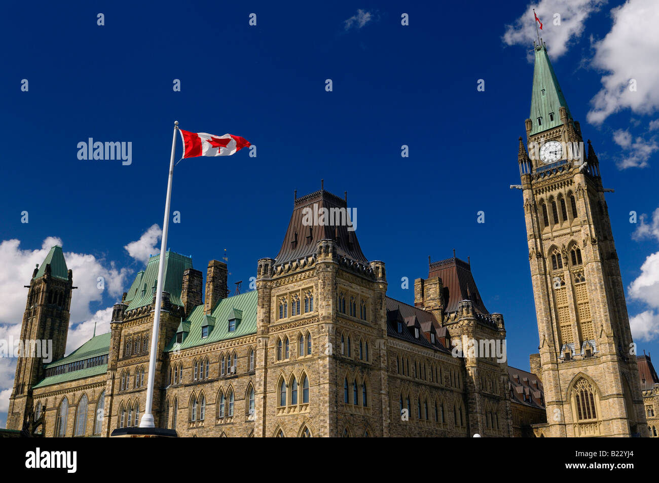 Ottawa Parliament Hill edifici blocco centrale con torre di pace e bandiera canadese Foto Stock