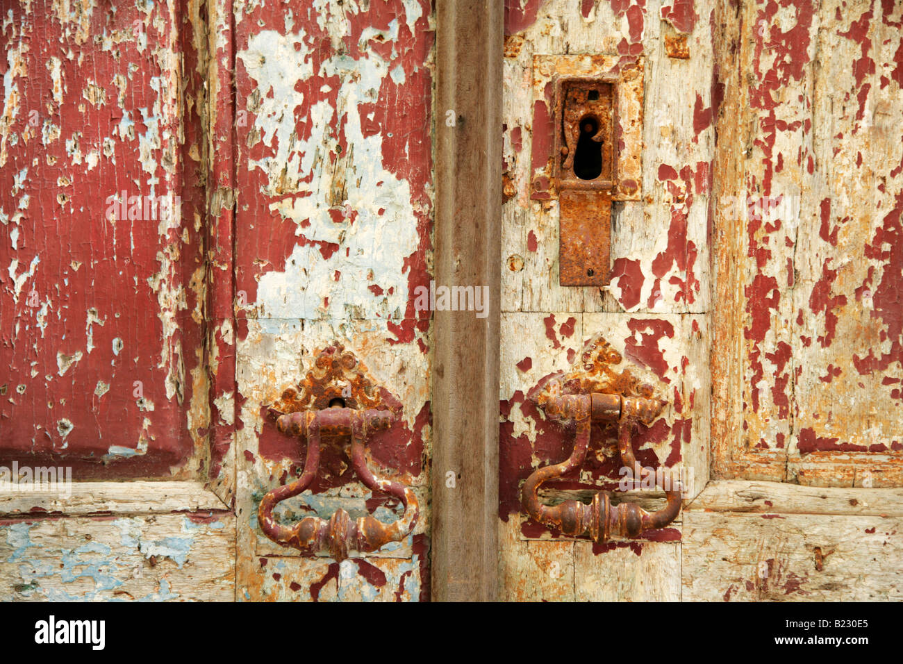 Vecchia porta di legno, Lisbona, Portogallo. Foto Stock