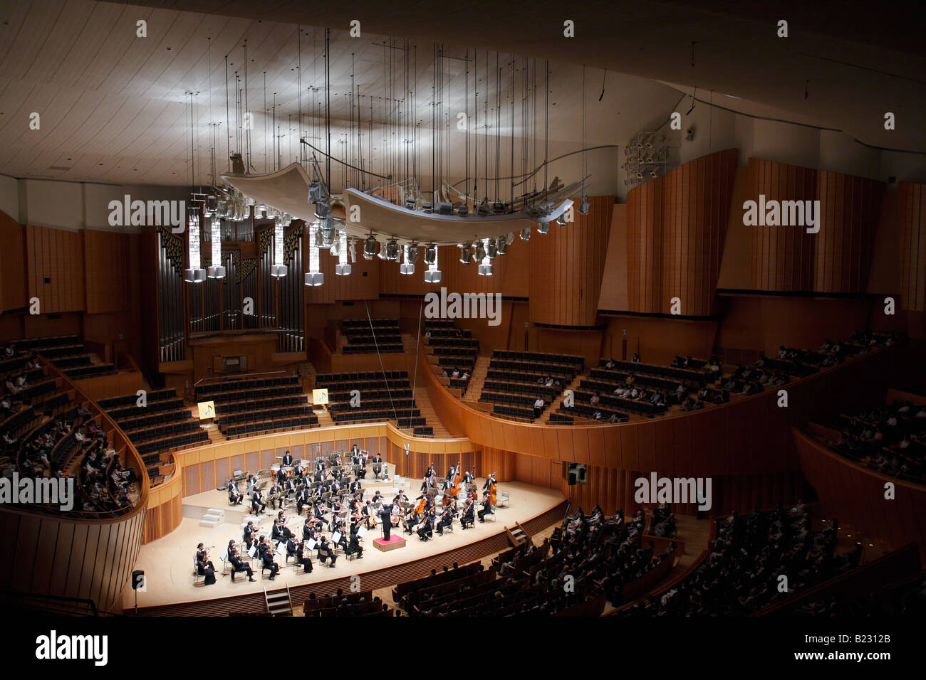 Una orchestra sinfonica presso la Kitara Concert Hall a Sapporo, Giappone. Foto Stock