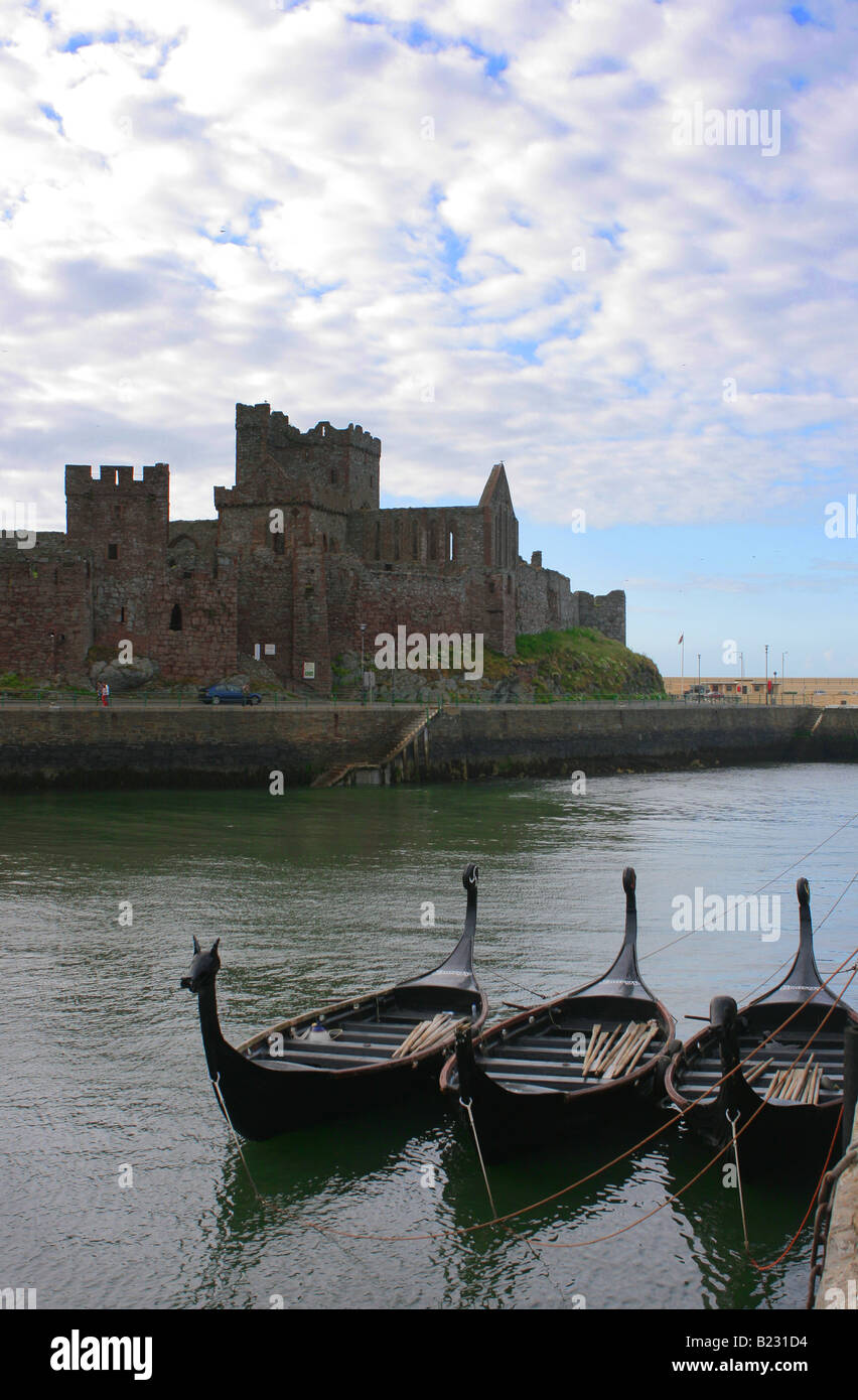 Imbarcazioni storiche in Peel, Isola di Man, con il castello di St Patrick isola in background. Foto Stock
