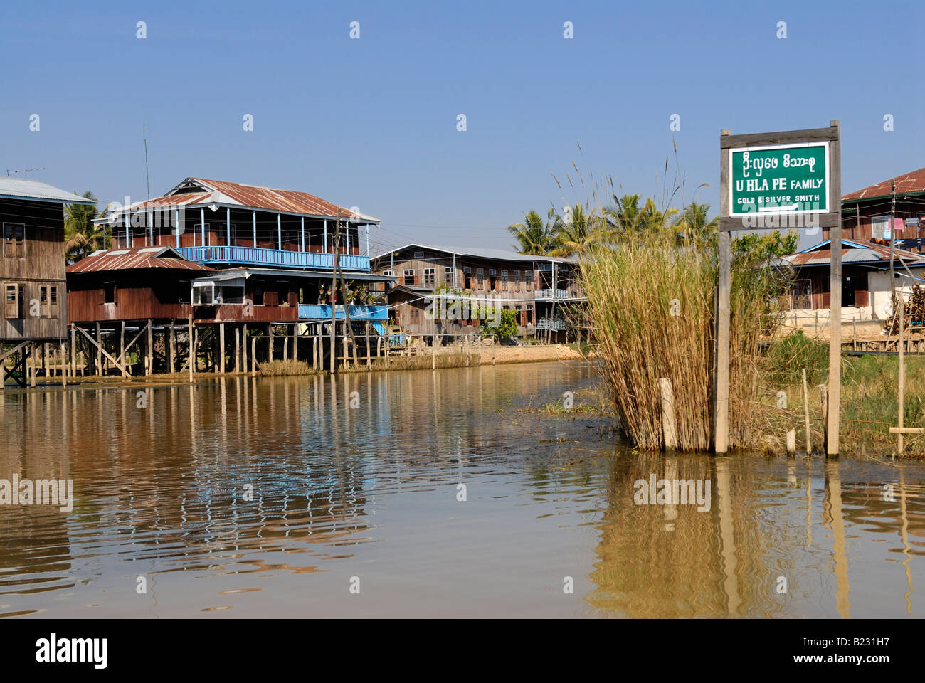 Palafitte a lago, Lago Inle, Nyaung Shwe, Stato Shan, Myanmar Foto Stock