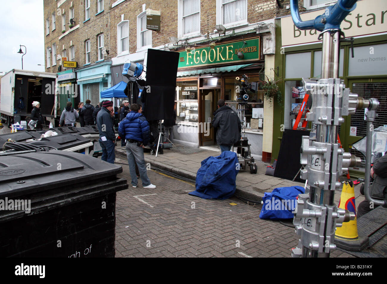 Un film tv equipaggio al di fuori di un grafico a torta di Hackney e mash shop Foto Stock