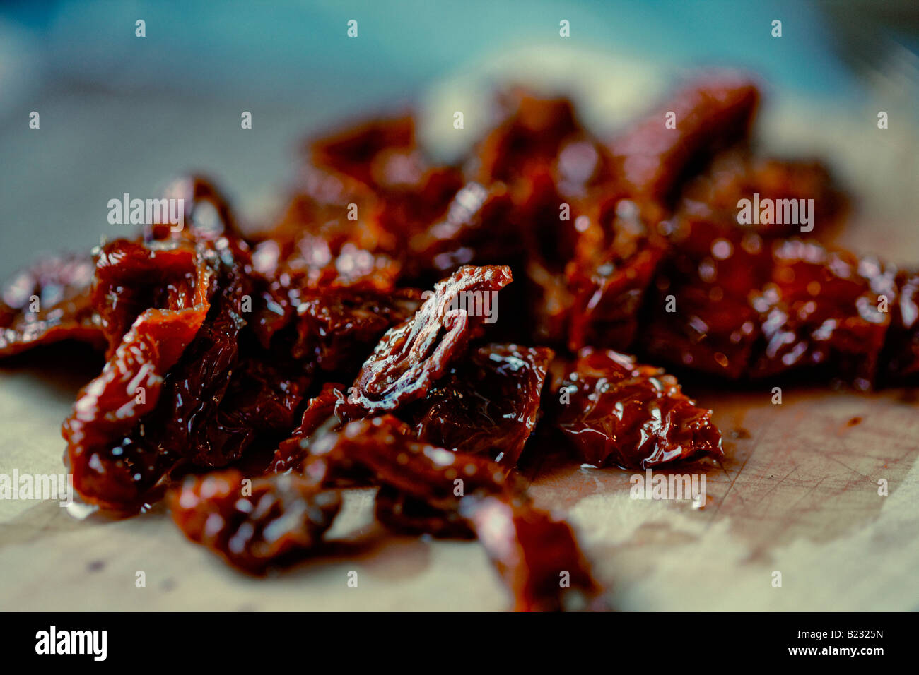 Pomodori seccati al sole su di un tagliere Foto Stock