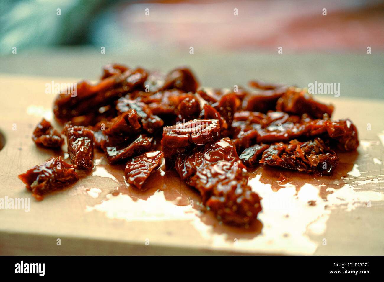 Pomodori seccati al sole su di un tagliere Foto Stock