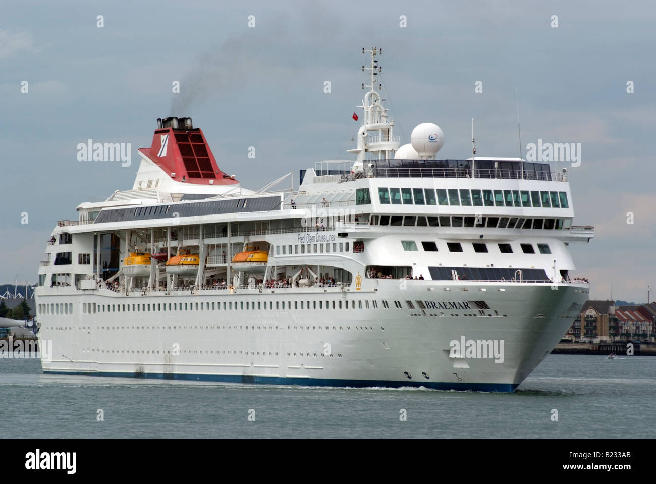 Braemar crusie nave uscire Southampton docks Inghilterra avendo avuto solo un riattaccare e allungamento Foto Stock