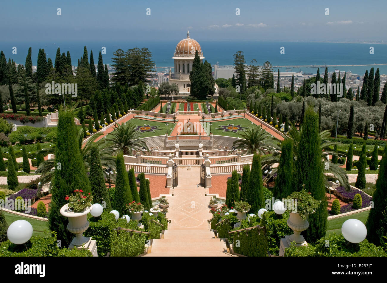 Vista verso il basso delle terrazze superiori del Santuario del Bab fondatore della fede Bábí sul Monte Carmelo nella città di Haifa, Israele Foto Stock