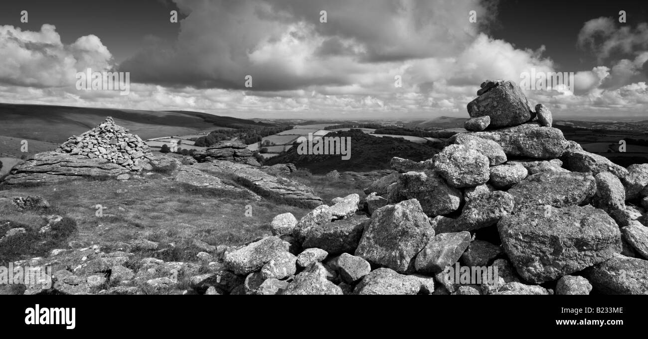 Stone cairns sul vertice di Chinkwell Tor Parco Nazionale di Dartmoor Devon England Foto Stock