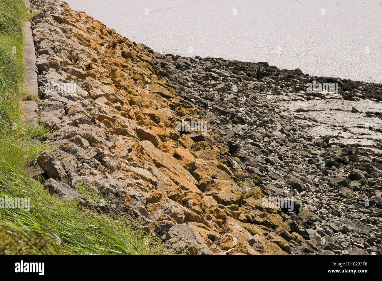 Base roccia impilate le difese costiere e zone umide di newport gwent Uskmouth SE Wales UK Foto Stock