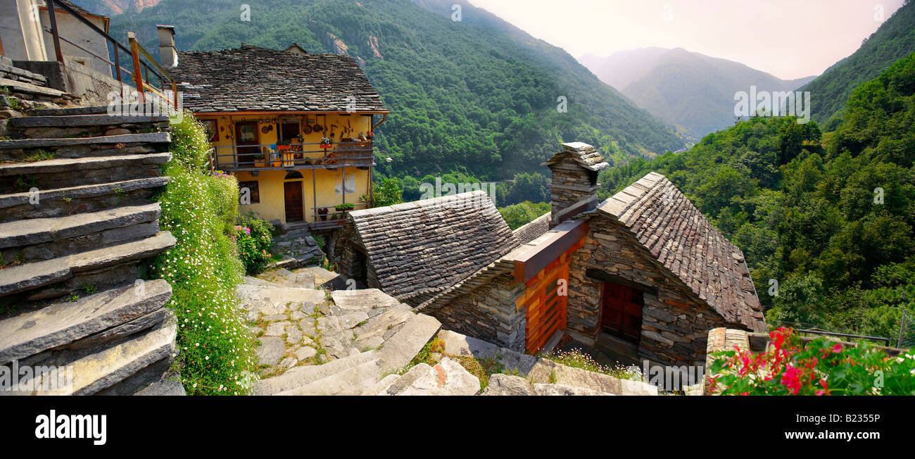 Rustico villaggio di montagna di Corippo, con case di pietra - Val Verzasca, Ticino, Alpi della Svizzera. Foto Stock