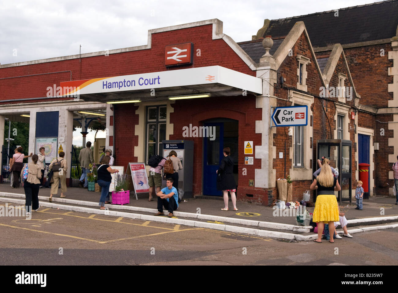 Vista generale della stazione ferroviaria di Hampton Court British Rail, Regno Unito. Foto Stock