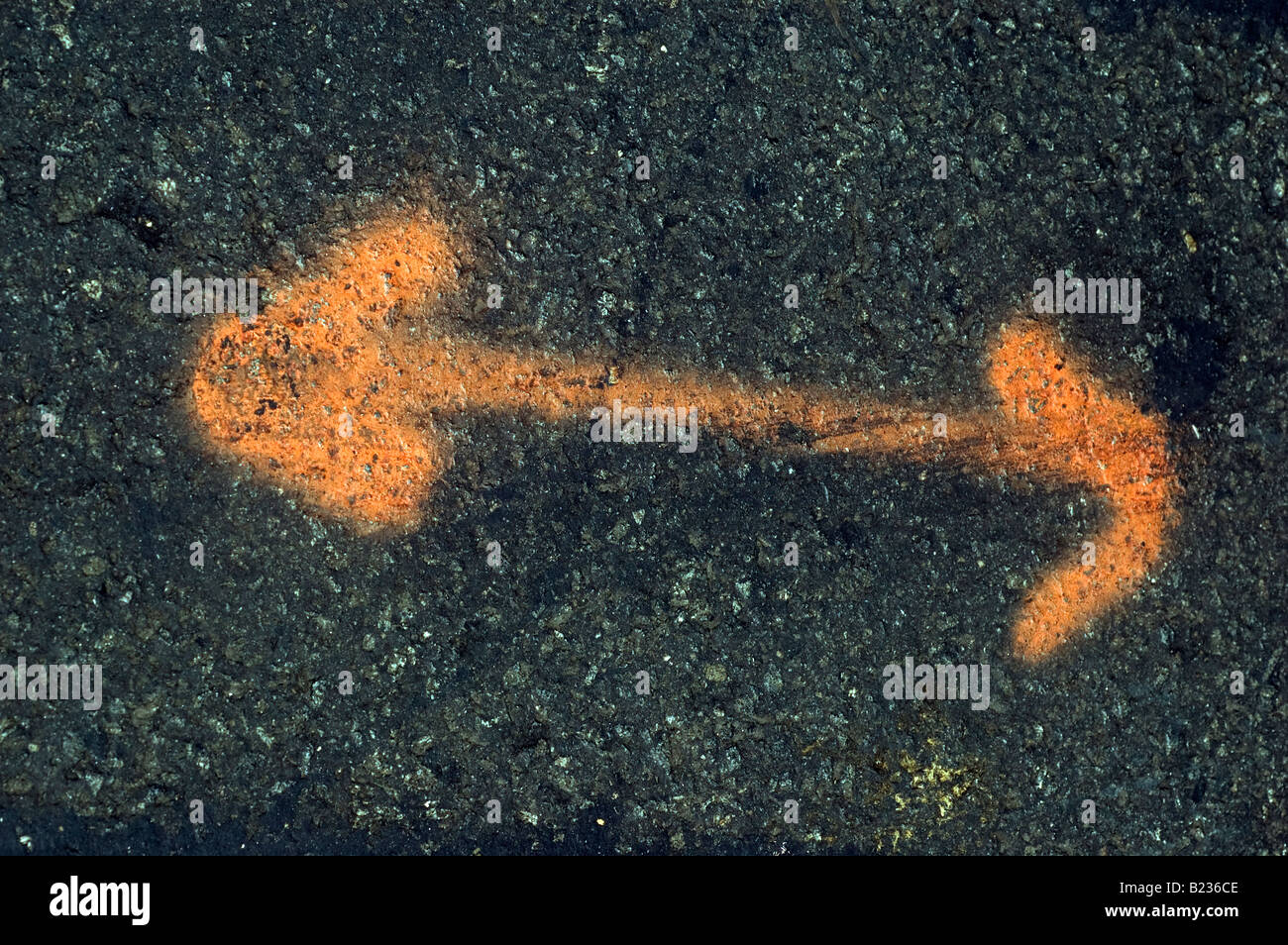 In prossimità dei due intitolata freccia arancione Foto Stock