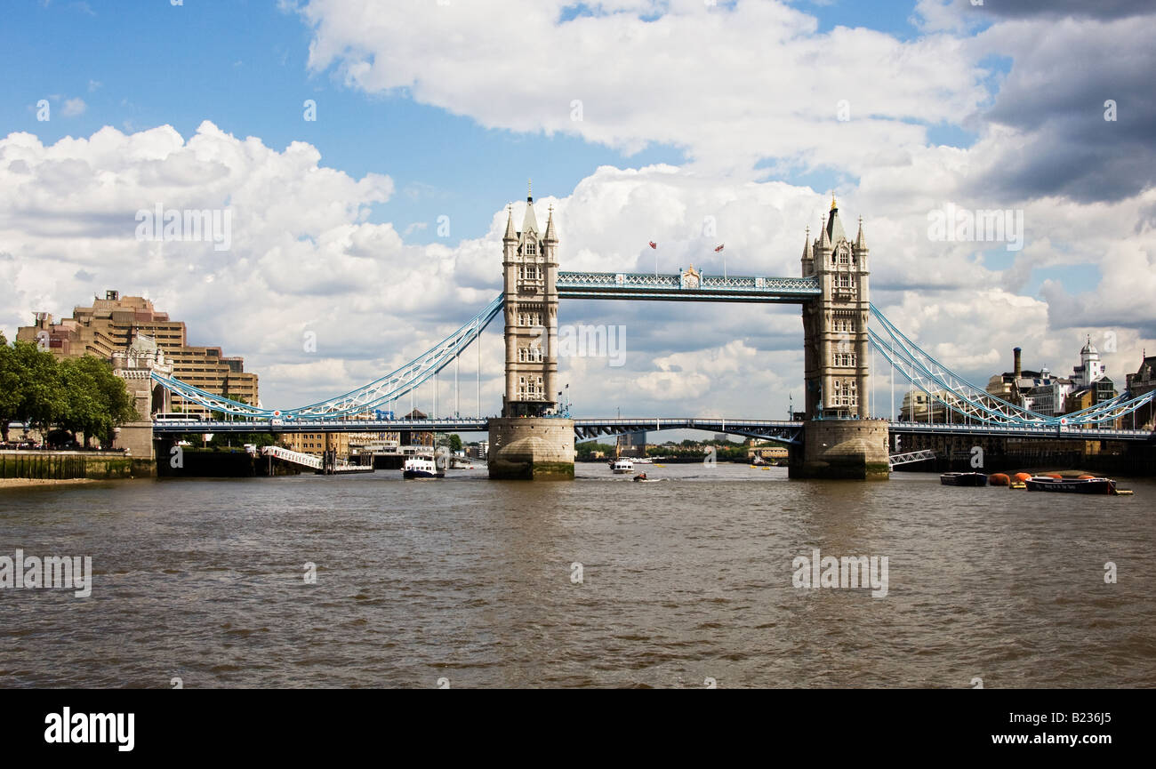 Il Tower Bridge sopra il fiume Tamigi in Londra, Regno Unito Foto Stock