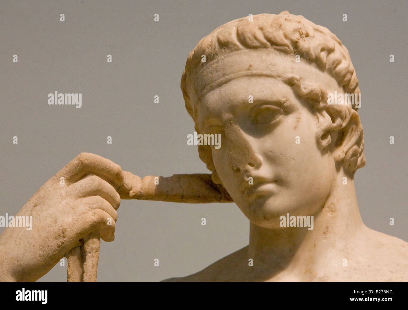 Statua in marmo di un atleta greco il British Museum di Londra UK Europa Foto Stock