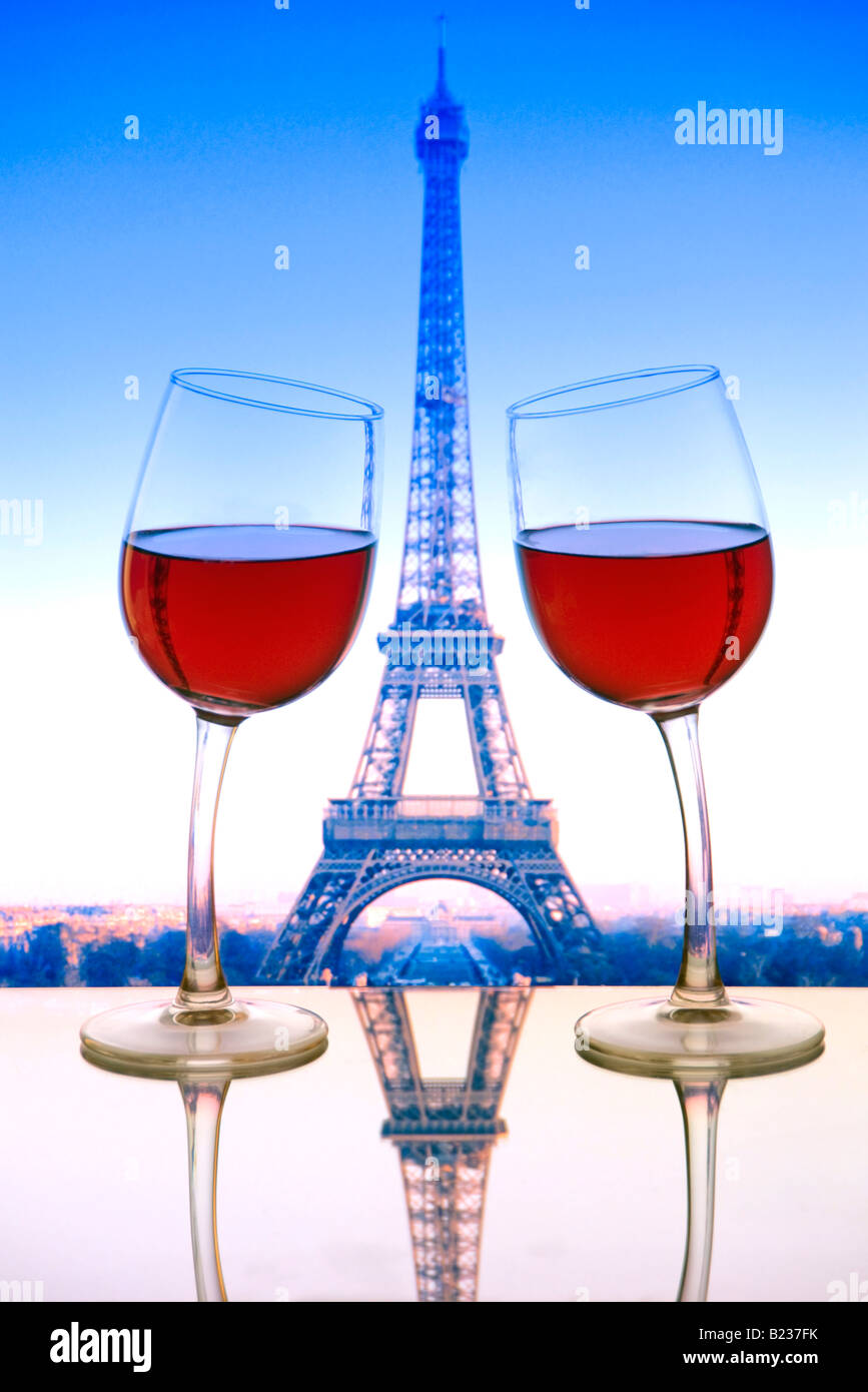 "Joie de Vivre" rosa bicchieri da vino lean gli uni verso gli altri con la Torre Eiffel dietro. Parigi Francia. Il francese bandiera tricolore di colori Foto Stock