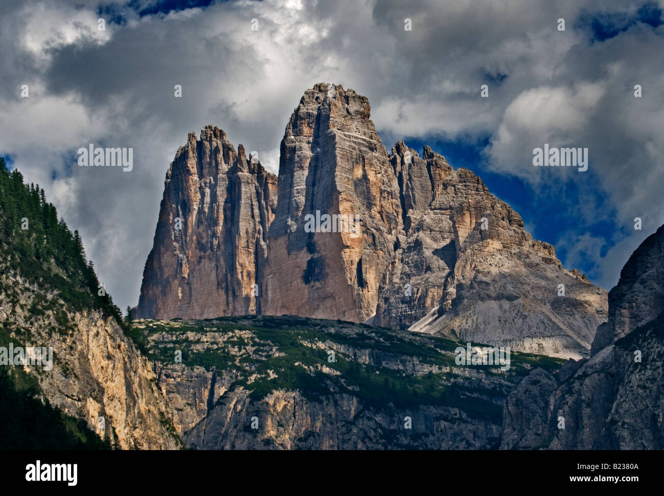Fronte nord delle Tre Cime di Lavaredo (Drei Zinnen), vicino a Cortina d'Ampezzo, Dolomiti, Italia Foto Stock