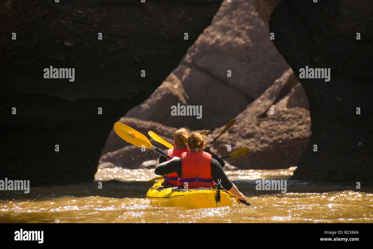 Canada New Brunswick Kayakers paddling attraverso Hopewell rocce di alta marea Baia di Fundy Oceano Atlantico Foto Stock