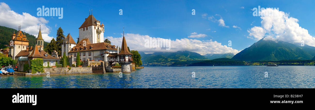 Il castello di Oberhoffen sul Lago di Thun Oberland Bernese svizzera Foto Stock