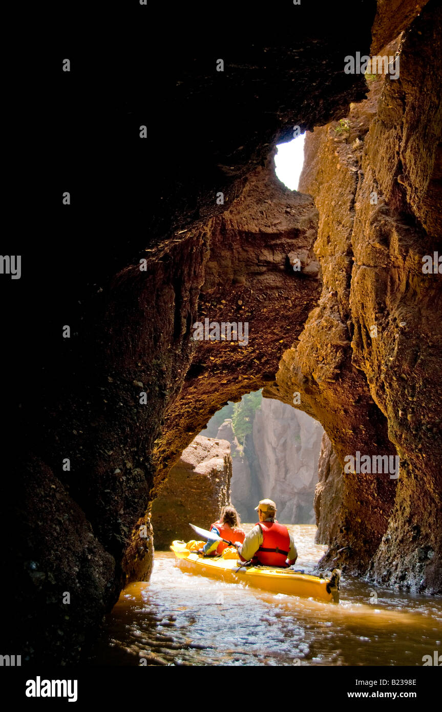 Canada New Brunswick Kayakers paddling attraverso Hopewell rocce di alta marea Baia di Fundy Foto Stock