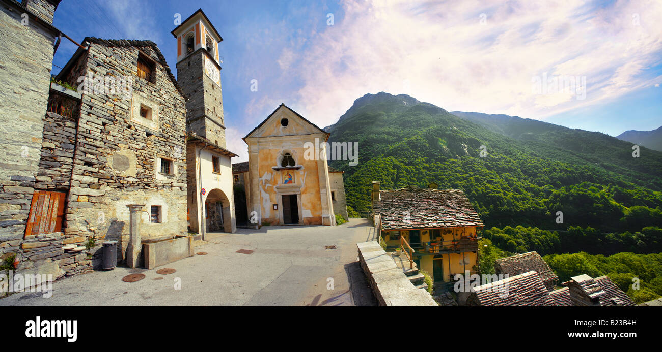 Montagna rustico contadino del Villaggio di Corippo con case in pietra e la chiesa - Val Verzasca, Ticino, Alpi Foto Stock