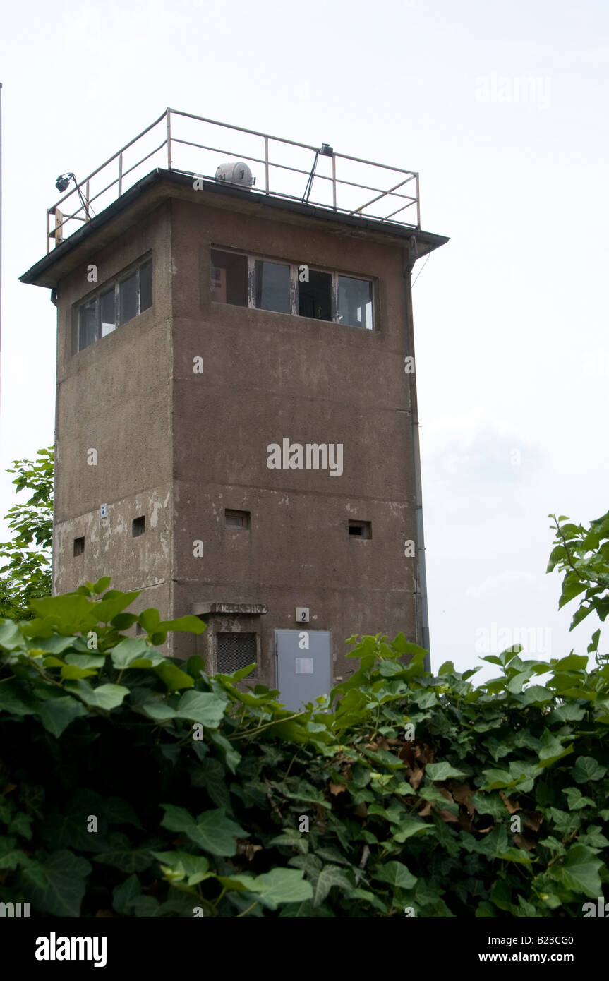 Un'ex torre di comando GDR in via Kieler strasse vicino al muro che divise Berlino Est e Ovest nel quartiere Tiergarten di Berlino Germania Foto Stock