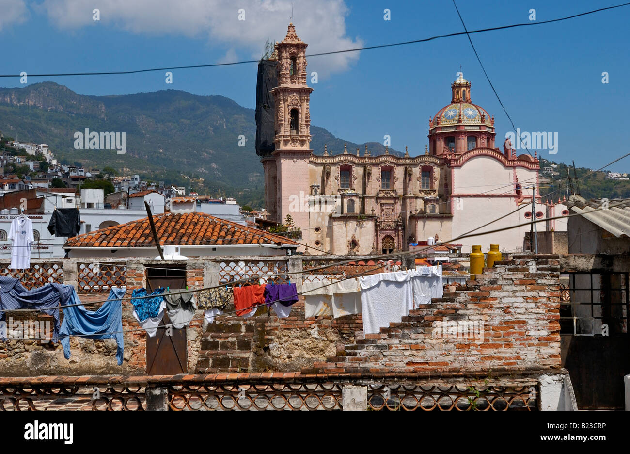 Stendibiancheria con chiesa in background, San Sebastian y Santa Prisca, Taxco de Alarcon, Guerrero, Messico Foto Stock