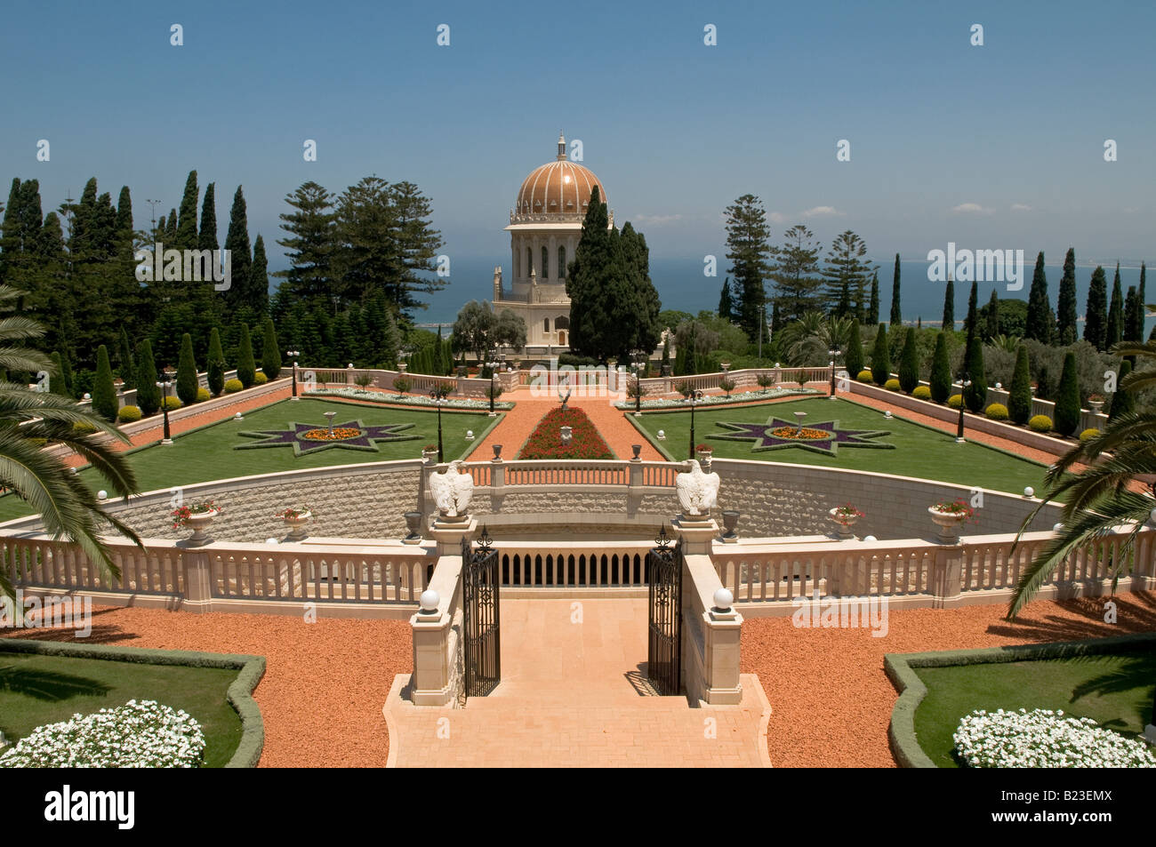 Una vista generale dei giardini terrazzati della fede Bahai e il santuario del Bab sul monte Carmelo nella città di Haifa, Israele Foto Stock