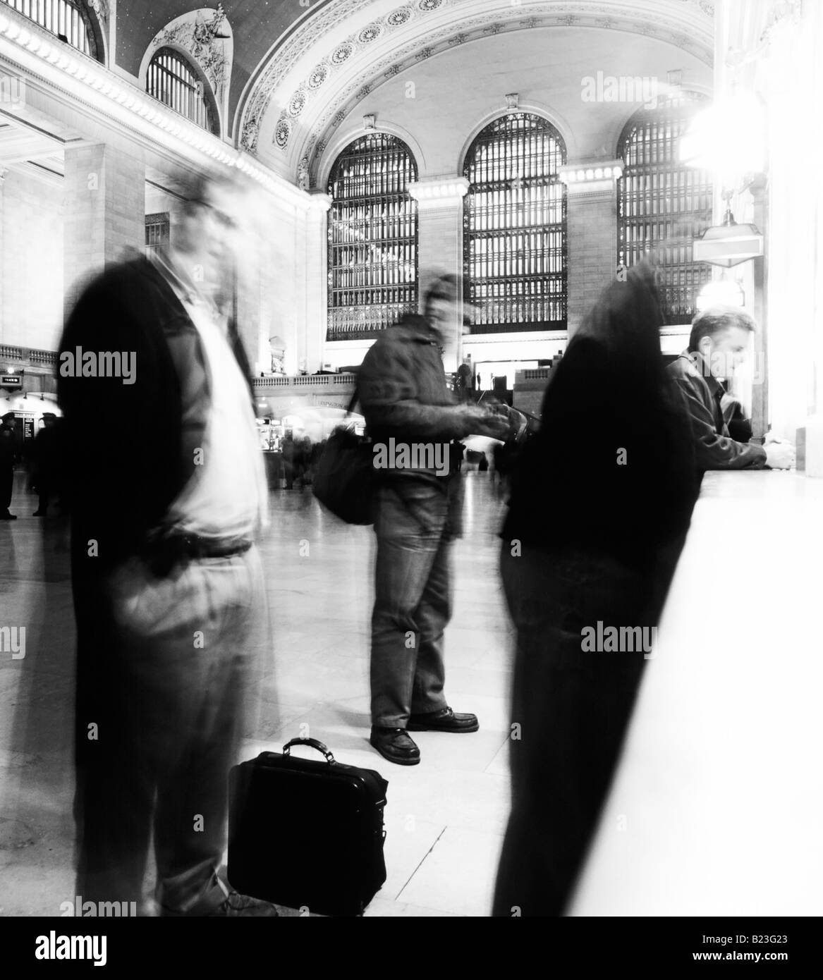 Pendolari di fronte alla biglietteria, Grand Central Terminal (Stazione) 42nd Street e Park Avenue, Manhattan, New York, New York state, USA Foto Stock