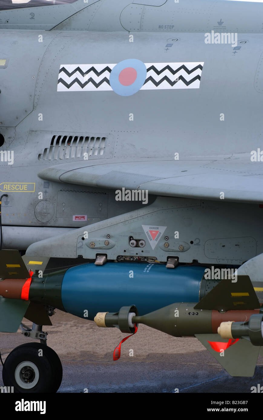 EUROFIGHTER TYPHOON armati con GHU-24/B PAVEWAY 2000LB-laser bombe guidate e STANDARD " ferro " Bomba Foto Stock