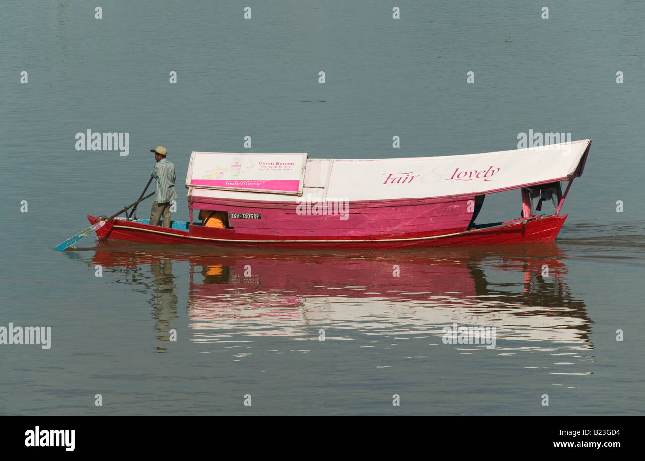 Con un taxi acqueo o tambang sul fiume a Kuching Sarawak Malaysia Foto Stock