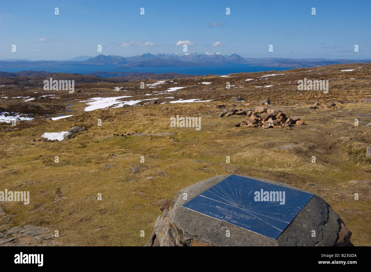 Guardando ad ovest di Skye e Cuillins da Bealach Na Ba strada di Applecross Highland Regione Scozia Aprile 2008 Foto Stock