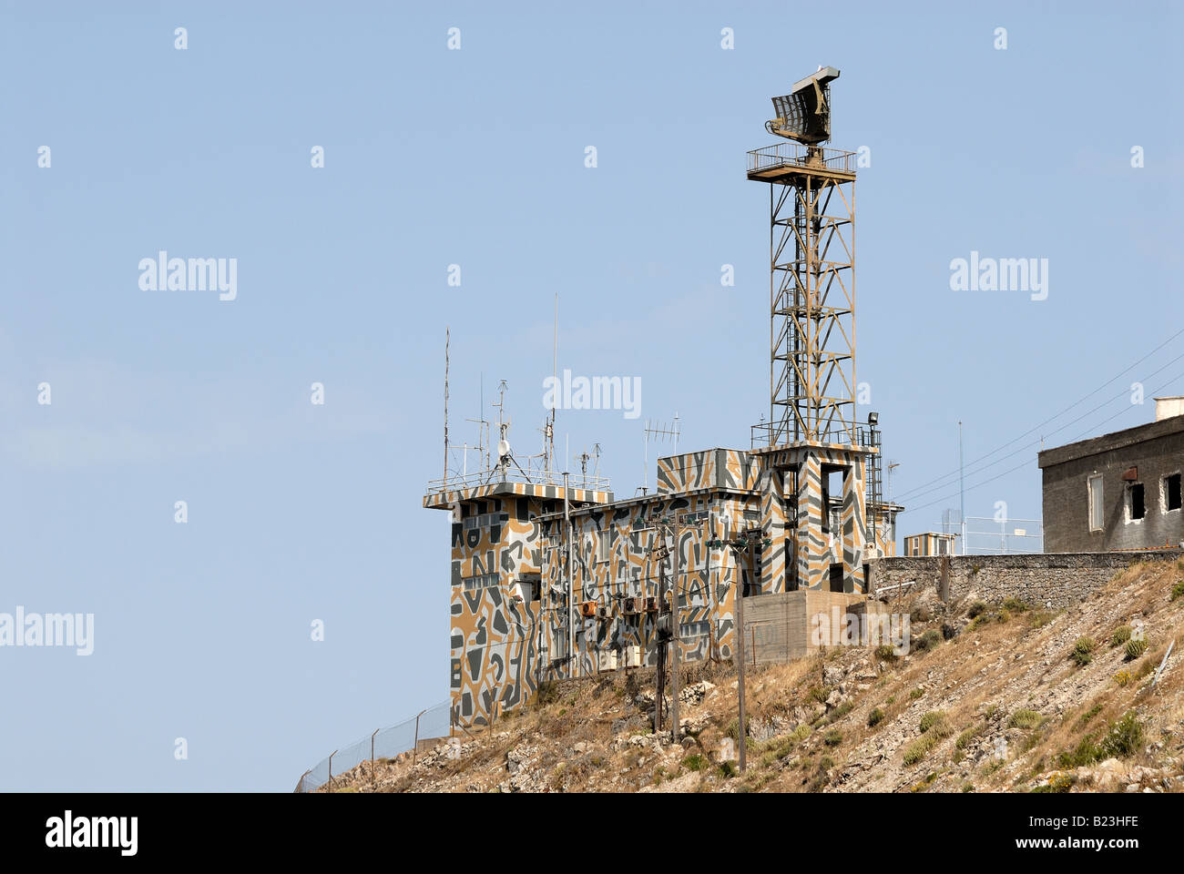Torre militare di radar e antenne Foto Stock