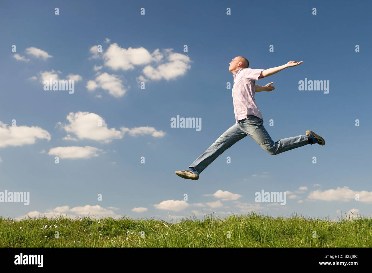 Giovane uomo è saltando su una verde utilizzarla per i concetti di lifesytle Foto Stock