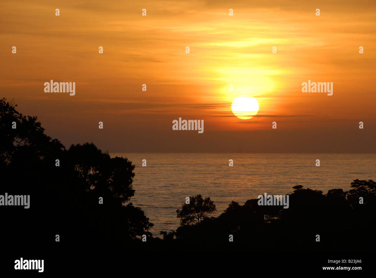 Tramonto sulla spiaggia di Patong , Phuket Thailandia Foto Stock