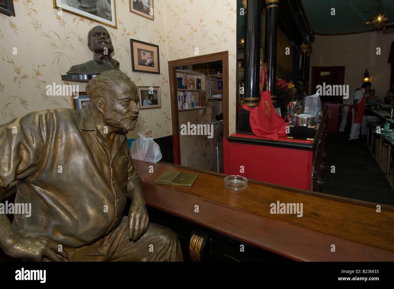 Statua di Ernest Hemingway a El Floridita bar, Havana, Cuba Foto Stock