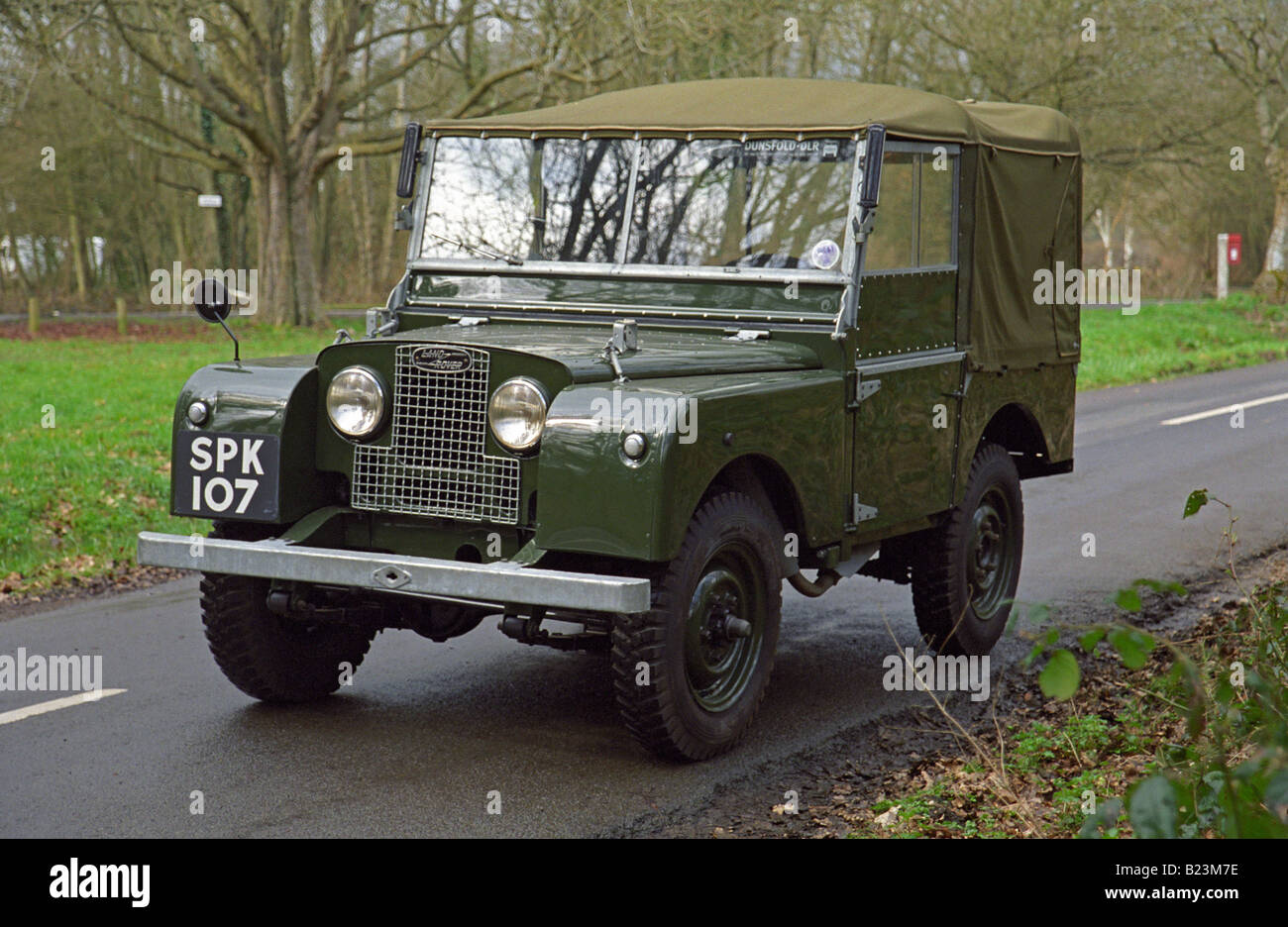 Perfettamente restaurato e premiato 1953 bronzo scuro verde Land Rover Serie uno da 80 pollici. Dunsfold, UK, 2001. Foto Stock