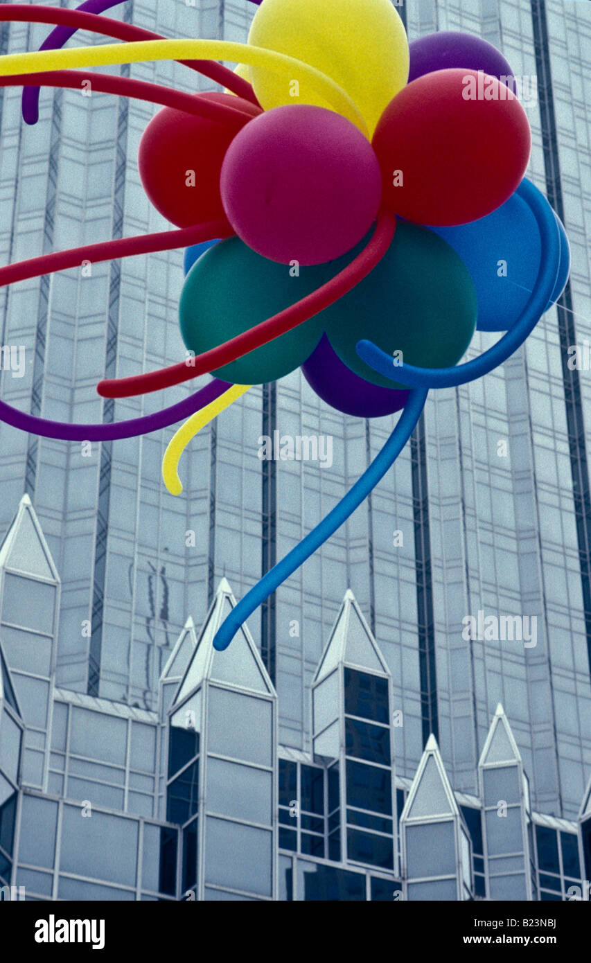 PPG building con colorati ballons, Pittsburgh, PA. Foto Stock