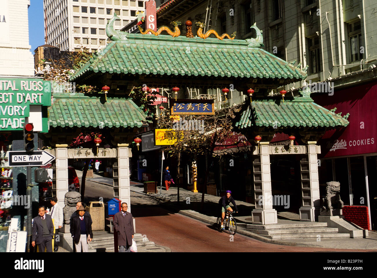 La Pagoda di Chinatown Gate a Grant Avenue e Bush Street, San Francisco, California Foto Stock