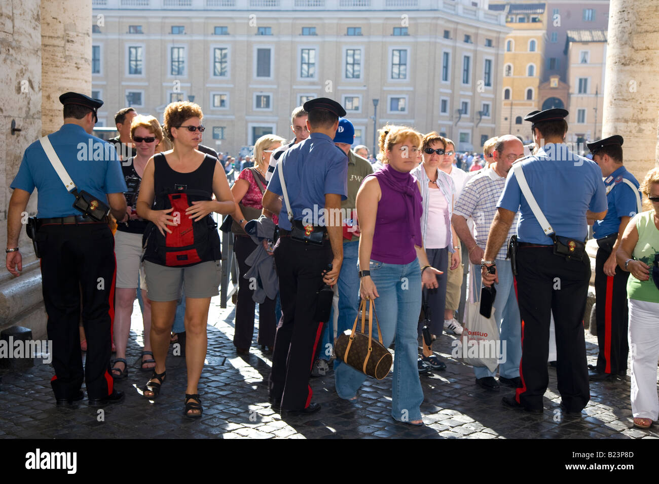La sicurezza prima di una messa papale Basilica di San Pietro Città del Vaticano Italia Foto Stock