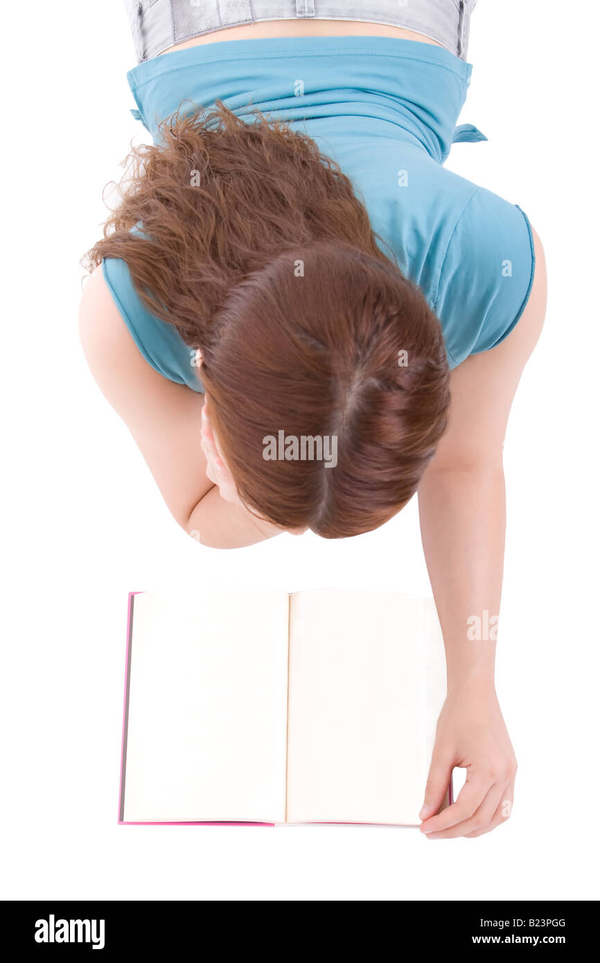 Giovane donna libro isolato su sfondo bianco Foto Stock