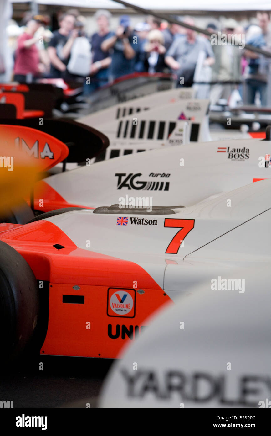 La linea della Mclaren Mercedes vetture di F1, parcheggiato in ordine cronologico Foto Stock