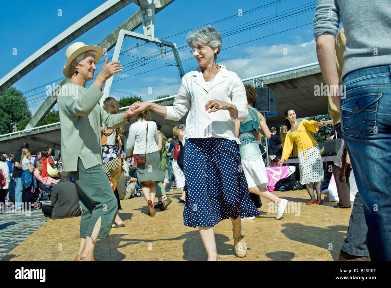 Parigi, Francia, Eventi pubblici 'National Day' 'Bastille Day' '14 luglio' Donne che ballano a Ball, autentico stile di vita francese, gruppo di anziani che ballano Foto Stock