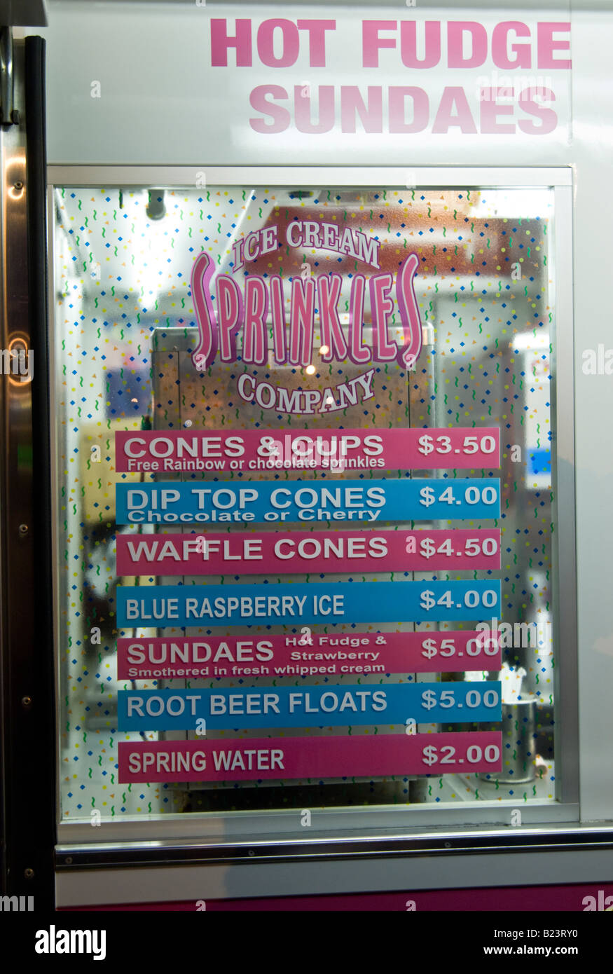 Concessione di stand alla fiera della contea pubblicità hot fudge sundaes coni bicchieri di birra di radice galleggianti e acqua di sorgente Foto Stock