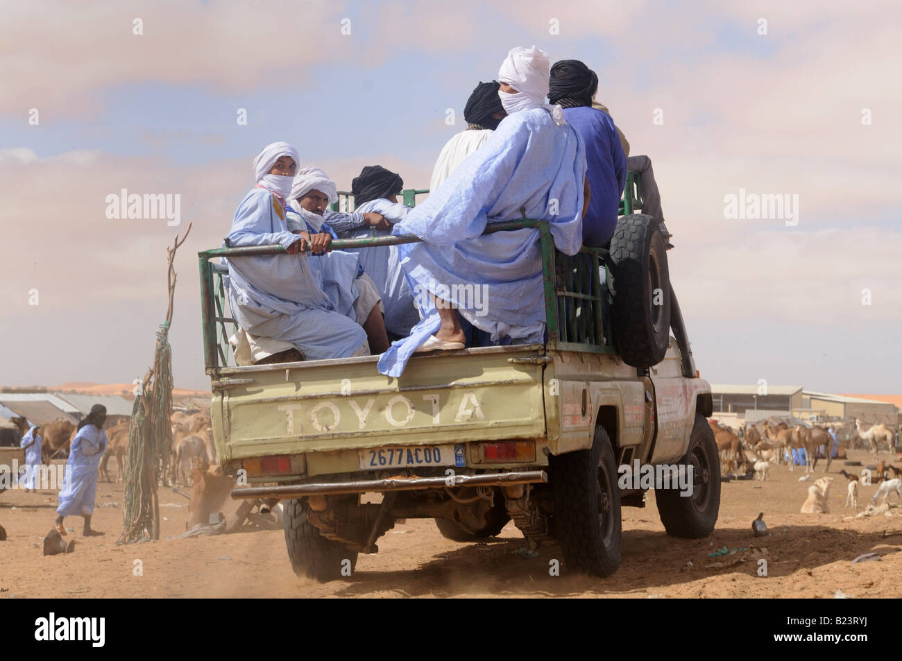 Jeep con persone in Africa occidentale Mauritania Africa Foto Stock