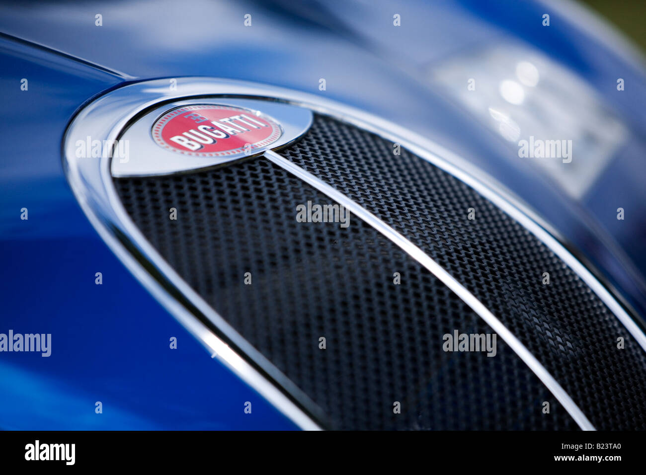 Abstract della griglia del cofano e badge, 1999 Bugatti Chiron 18.3 concept supercar Foto Stock