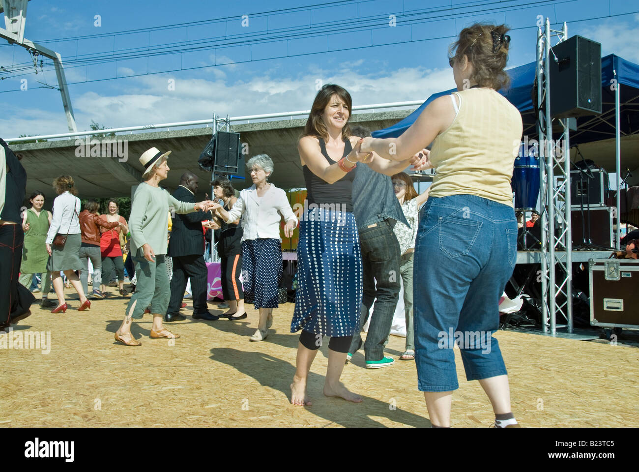 Parigi Francia, folla di persone, eventi pubblici, Festa Nazionale della Bastiglia '14 luglio' donne francesi che ballano al ballo, fuori nel Parco Foto Stock