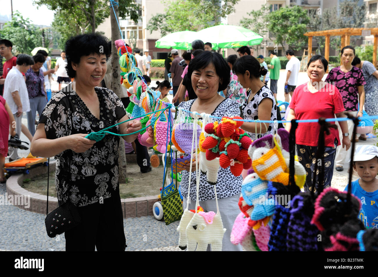 Il mercato delle pulci di domenica in una comunità a Pechino in Cina. 13-lug-2008 Foto Stock