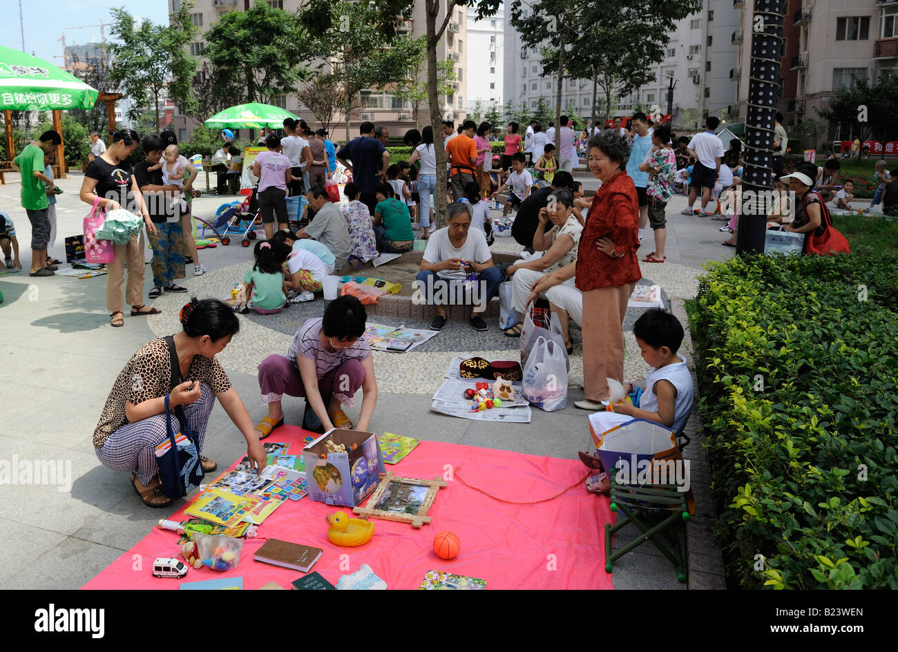 Il mercato delle pulci di domenica in una comunità a Pechino in Cina. 13-lug-2008 Foto Stock